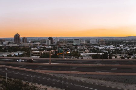 Téléchargez les photos : Coucher de soleil sur l'autoroute I25 à Midtown Albuquerque skyline - en image libre de droit