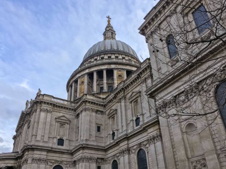 Téléchargez les photos : Une belle vue latérale de la cathédrale Saint-Paul contre un ciel bleu - en image libre de droit