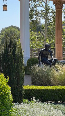 Téléchargez les photos : Statue grecque antique dans la Getty Villa, Malibu, Californie - en image libre de droit