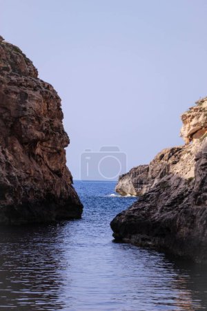 Téléchargez les photos : Un plan large de deux rochers sur la rivière Wied Babu dans la grotte bleue, Zurrieq, Malte - en image libre de droit