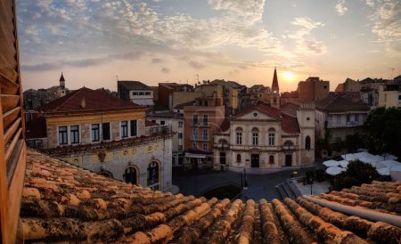 Foto de Un hermoso tiro desde una azotea a la plaza de la ciudad de Corfú, Grecia - Imagen libre de derechos