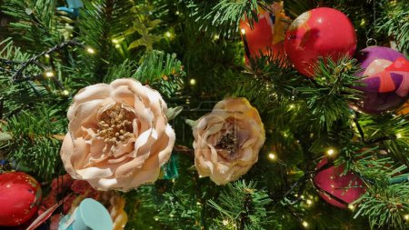 Téléchargez les photos : Un gros plan d'ornements de Noël sur un arbre - en image libre de droit
