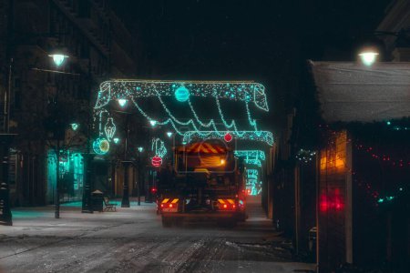 Téléchargez les photos : Le camion descend une rue éclairée de Noël le soir à Lodz, en Pologne - en image libre de droit