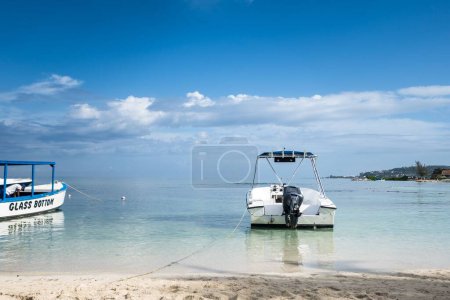 Téléchargez les photos : Les deux bateaux amarrés sur la plage de Montego Bay, Jamaïque - en image libre de droit