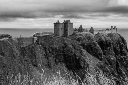 Téléchargez les photos : Le célèbre château de Dunnottar et le paysage rocheux en Écosse - en image libre de droit