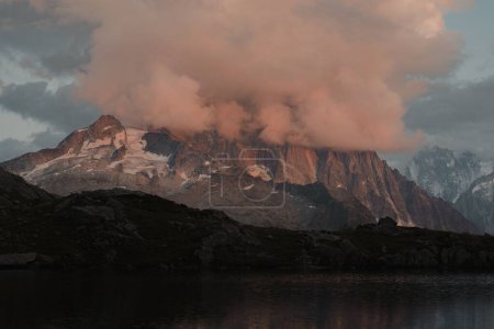 Téléchargez les photos : La vue des nuages roses recouvrant le sommet du massif du Mont Blanc - en image libre de droit