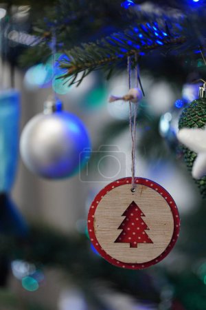 Foto de Un plano vertical de un adorno de madera en el árbol de Navidad - Imagen libre de derechos