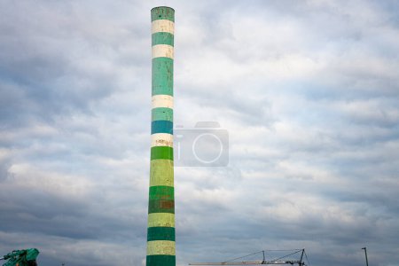 Téléchargez les photos : Une cheminée industrielle contre un ciel nuageux à Dresde, Allemagne - en image libre de droit