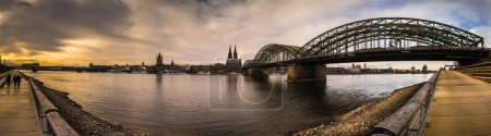 Téléchargez les photos : Vue panoramique du pont Hohenzollern sur le Rhin au coucher du soleil à Cologne, en Allemagne - en image libre de droit