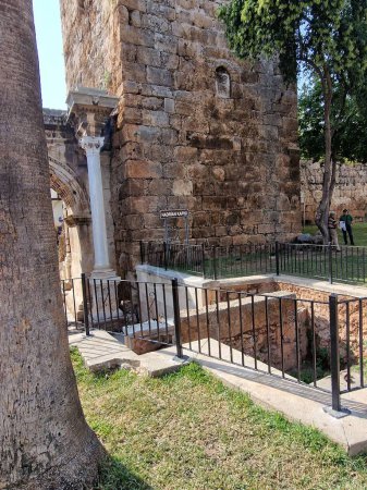 Foto de La vista vertical de las murallas históricas en el casco antiguo de Antalia - Imagen libre de derechos