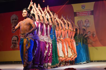 Téléchargez les photos : Une danse indienne atteint son crescendo en harmonie avec la musique à Mumbai, en Inde - en image libre de droit