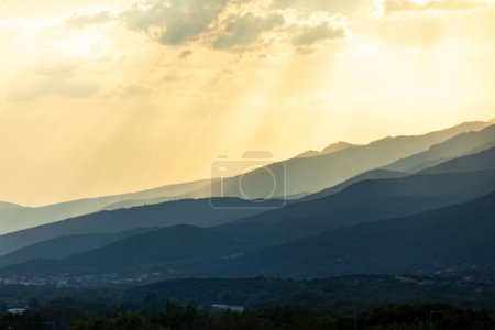 Téléchargez les photos : Un beau paysage de chaînes de montagnes au lever du soleil. - en image libre de droit