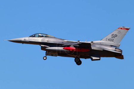 Téléchargez les photos : US Air Force General Dynamics F-16C Fighting Falcon Landing à Berlin dans le cadre de l'affichage statique à l'ILA 2022. - en image libre de droit