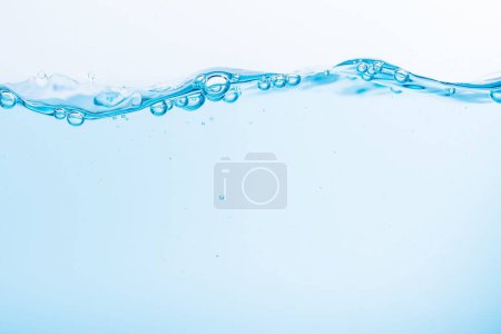 Foto de Un primer plano de agua dulce azul con burbujas en la superficie del líquido - Imagen libre de derechos