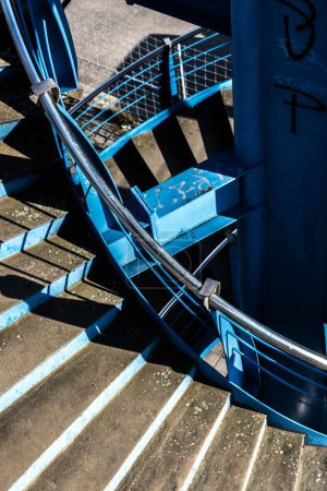 Foto de Un disparo vertical de una escalera de caracol con esgrima azul en Praga en un día soleado - Imagen libre de derechos