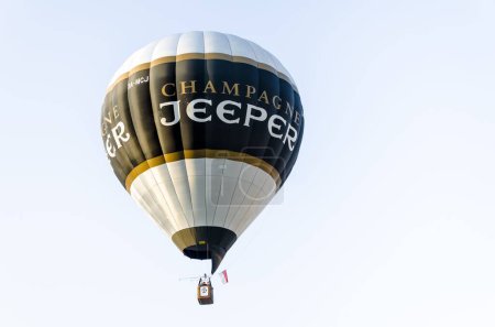 Téléchargez les photos : Prise de vue en angle bas d'une montgolfière volant dans les airs lors du 25e Festival européen des montgolfières - en image libre de droit