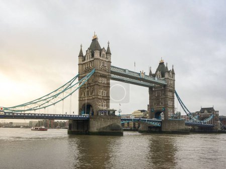 Téléchargez les photos : Une vue panoramique d'un pont de tour sur un fond de ciel gris - en image libre de droit