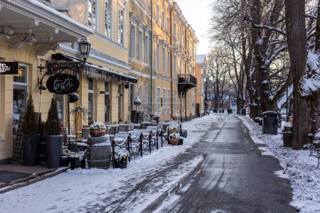 Téléchargez les photos : Une rue enneigée et une terrasse près de la rivière Aura à Turku, Finlande - en image libre de droit