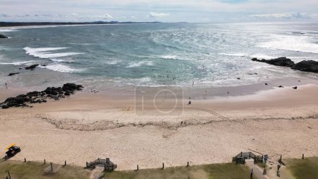 Téléchargez les photos : Une vue panoramique de Town Beach à Port Macquarie, NSW, avec une côte sablonneuse et rocheuse - en image libre de droit