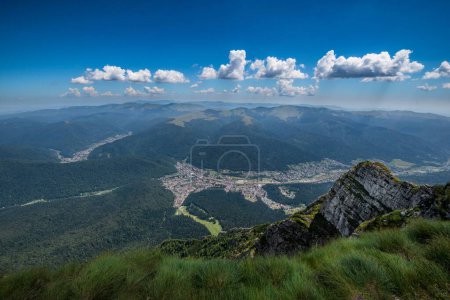 Foto de Hermoso paisaje en las montañas de Bucegi en Rumania en un día claro de verano - Imagen libre de derechos