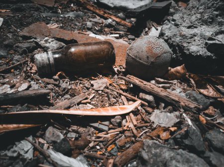 Foto de Un primer plano de una vieja y abandonada botella y pelota en el suelo - Imagen libre de derechos