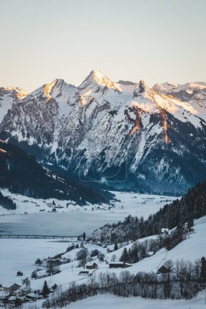 Téléchargez les photos : La vue sur les Alpes suisses. Beau paysage montagneux en hiver. - en image libre de droit