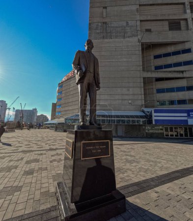 Foto de La estatua de Ted Rogers fuera del Rogers Center, Toronto, Ontario, Canadá. - Imagen libre de derechos