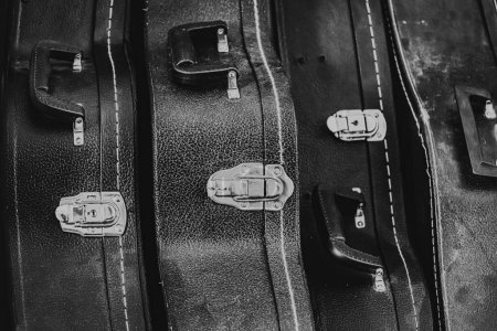 Foto de Un primer plano de escala de grises de banjo vintage y estuches de guitarra. - Imagen libre de derechos