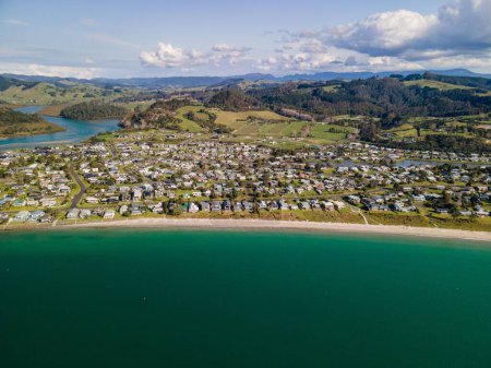 Téléchargez les photos : Vue aérienne de la mer et de Cooks Beach, péninsule de Coromandel dans l'île du Nord de la Nouvelle-Zélande - en image libre de droit