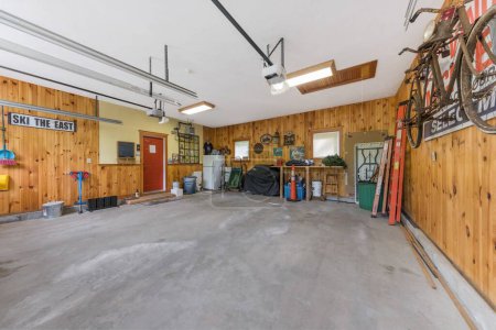 Téléchargez les photos : Vue intérieure d'un garage en bois. - en image libre de droit