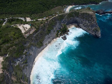 Téléchargez les photos : Vue aérienne d'une île couverte d'arbres entourée d'une mer cristalline - en image libre de droit