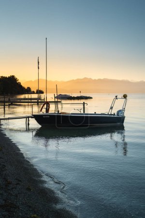 Téléchargez les photos : Un bateau sur le lac au coucher du soleil - en image libre de droit