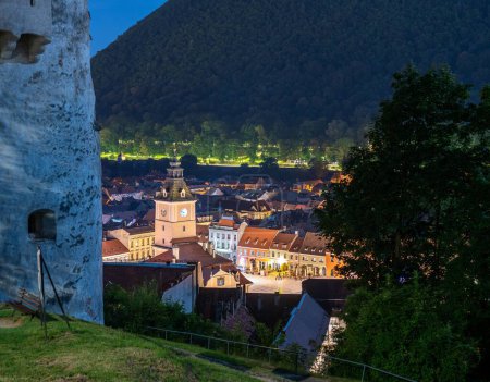 Téléchargez les photos : Vue de nuit de la vieille ville de Brasov depuis le monument de la Tour Blanche en Transylvanie, Roumanie - en image libre de droit