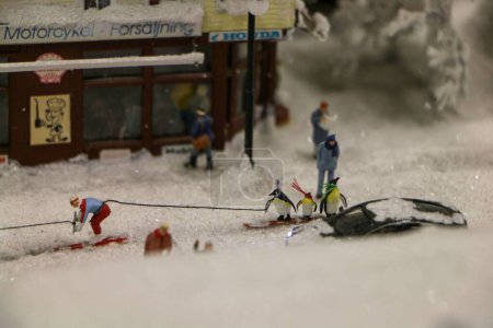 Téléchargez les photos : Un gros plan d'une jolie petite figurine humaine traîneau sur un paysage hivernal - en image libre de droit