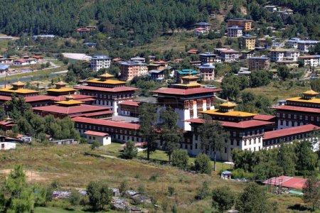 El Palacio Dechencholing en Bután en un día soleado