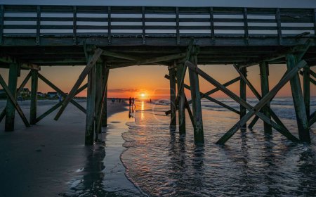 Foto de Un puente sobre el agua de mar al atardecer en Carolina del Sur - Imagen libre de derechos