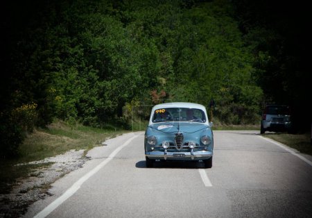 Téléchargez les photos : URBINO - ITALIE - 16 JUIN - 2022 : ALFA ROMEO 1900 SUPER 1956 sur une vieille voiture de course dans le rallye Mille Miglia 2022 la célèbre course historique italienne - en image libre de droit