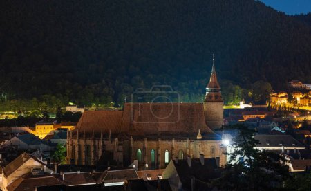 Foto de Una vista nocturna de la Iglesia Negra en la ciudad de Brasov en el sudeste de Transilvania, Rumania - Imagen libre de derechos