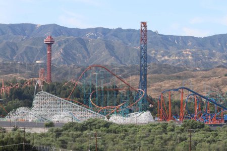 Téléchargez les photos : Une belle vue sur le parc à thème Six Drapeaux Magic Mountain - en image libre de droit