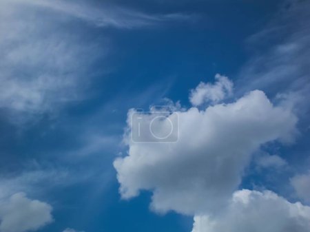 Téléchargez les photos : Un beau paysage nuageux dans le ciel bleu - en image libre de droit