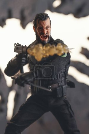 Téléchargez les photos : Une figurine de Frank Castle alias le Punisher tirant un pistolet tout en criant de colère - en image libre de droit