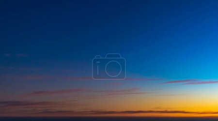 Foto de Una hermosa escena de puesta de sol con un cielo nublado naranja en el fondo perfecto para fondos de pantalla - Imagen libre de derechos