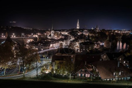 Foto de Una hermosa vista aérea de Berna, Suiza por la noche con casas antiguas y luces de coches de larga exposición - Imagen libre de derechos