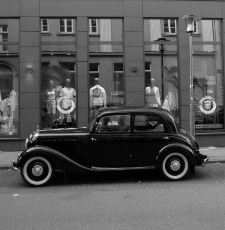 Téléchargez les photos : Une échelle de gris verticale de la Mercedes - Benz W136 voiture dans les rues de Bielefeld, Allemagne - en image libre de droit