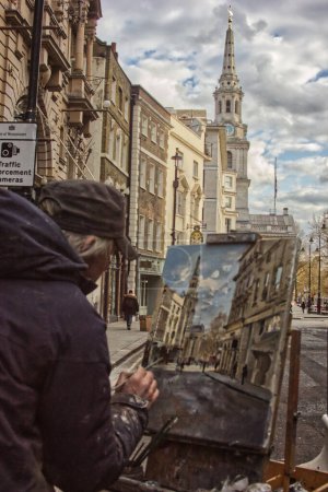 Téléchargez les photos : Plan vertical d'un artiste de rue peignant l'église St Martin-in-the-Fields à Londres - en image libre de droit