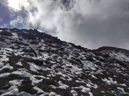 Téléchargez les photos : Une vue sur le paysage avec des montagnes enneigées et enneigées par une journée sombre - en image libre de droit