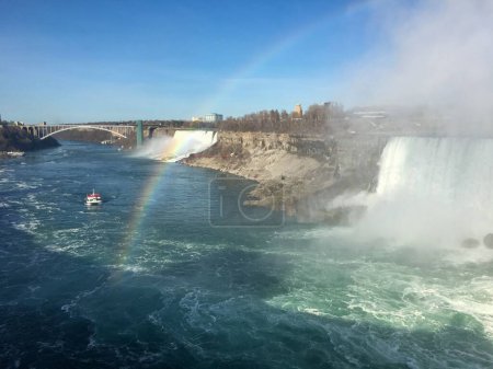 Téléchargez les photos : Une belle vue d'un arc-en-ciel à travers la rivière Niagara Falls en Amérique du Nord - en image libre de droit