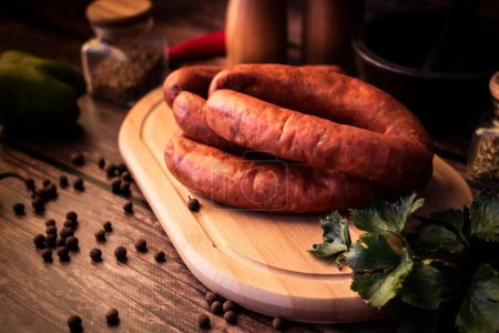 Téléchargez les photos : Les saucisses à la viande traditionnelles (saucisses polonaises) sur une table en bois, une photo packshot pour la conception de l'emballage, un modèle - en image libre de droit