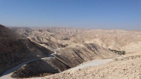 Téléchargez les photos : Vue aérienne du désert du Néguev avec un ciel bleu en arrière-plan, Israël - en image libre de droit