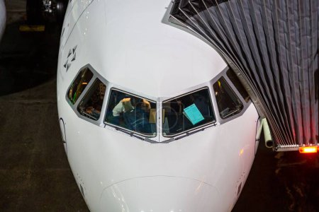 Téléchargez les photos : Plan rapproché d'un avion à l'aéroport la nuit à Francfort-sur-le-Main, Allemagne - en image libre de droit